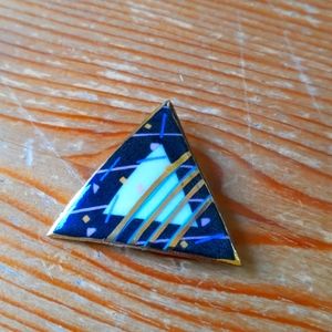 VINTAGE 80s triangle brooch